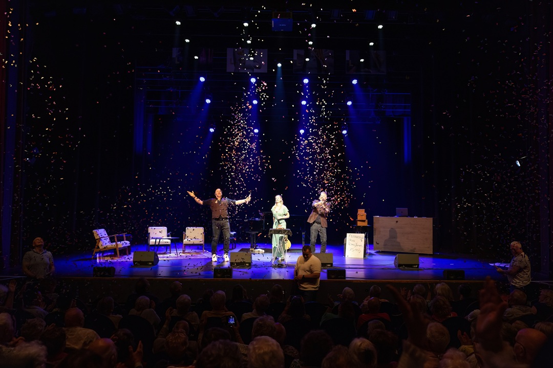 Feestelijke seizoenspresentatie met cabaretier Andries Tunru